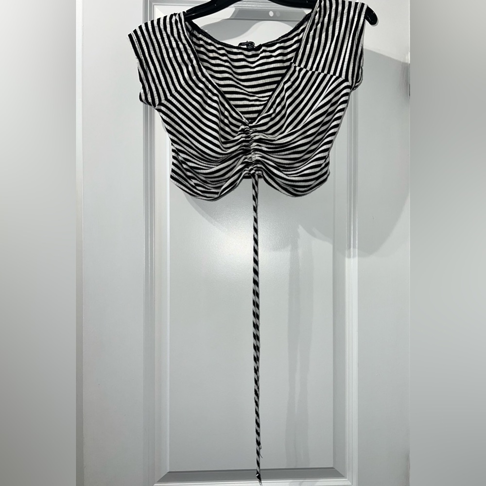 Cute off shoulder stripped crop top